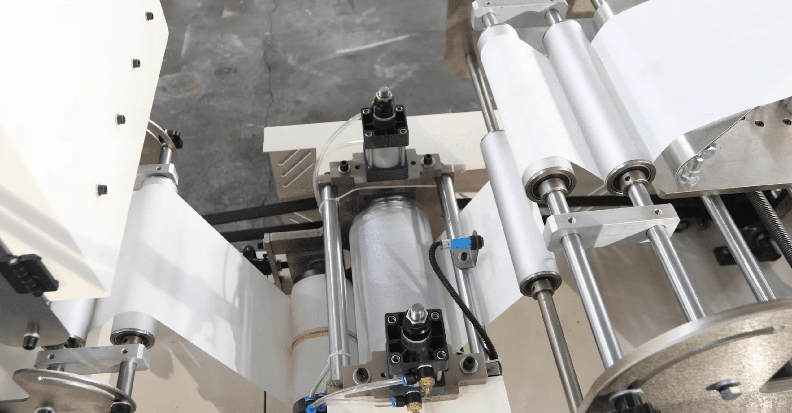 Multi-roll feeding path with accurate web guiding on a Welldone tissue line