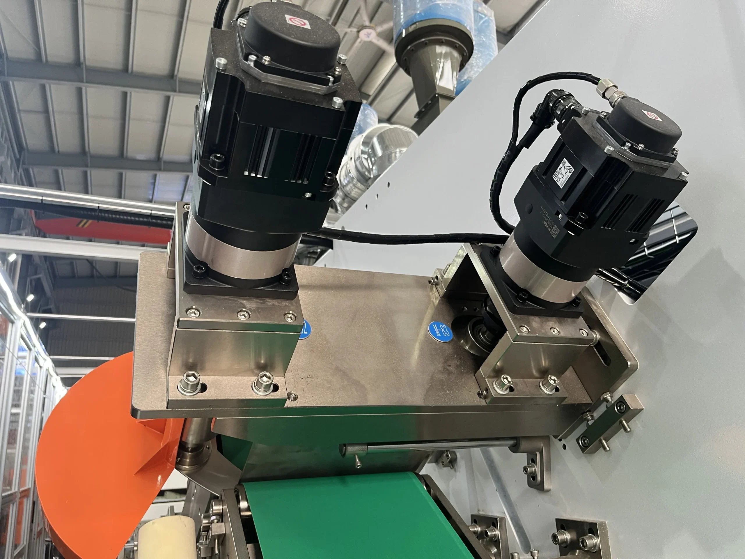 Dual-servo folding station on Welldone adult pull-up line with precision folding blades