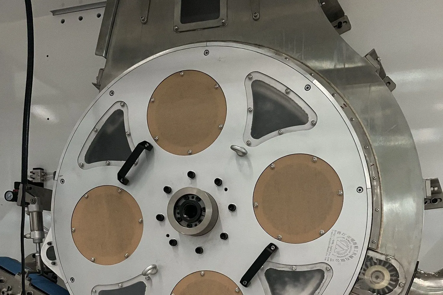 Core forming drum with shaped mould cavities that define the absorbent core profile on a Welldone hygiene converting line