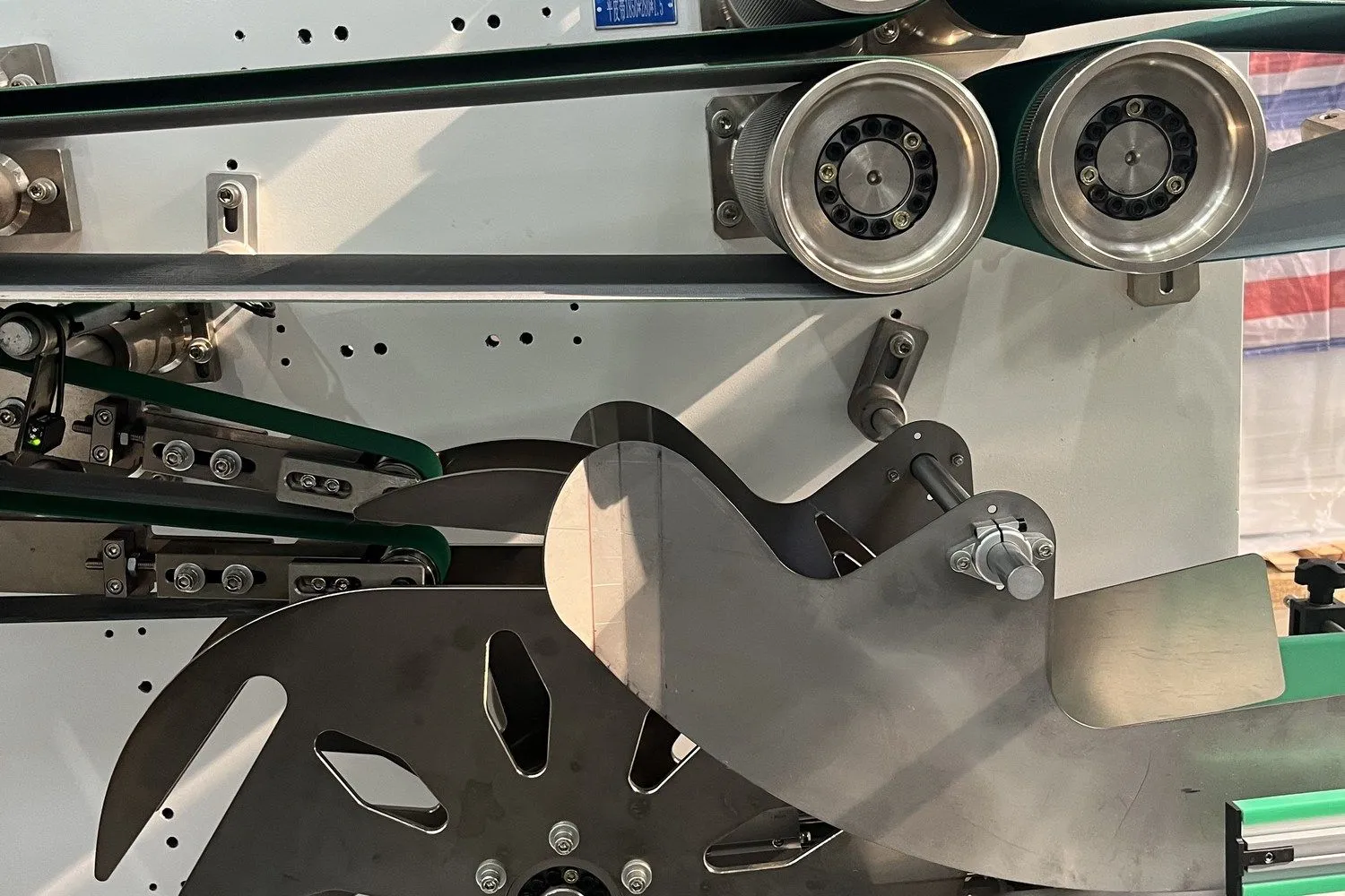 Counting wheel station on an adult diaper production line with flat material and flat bag guide labels
