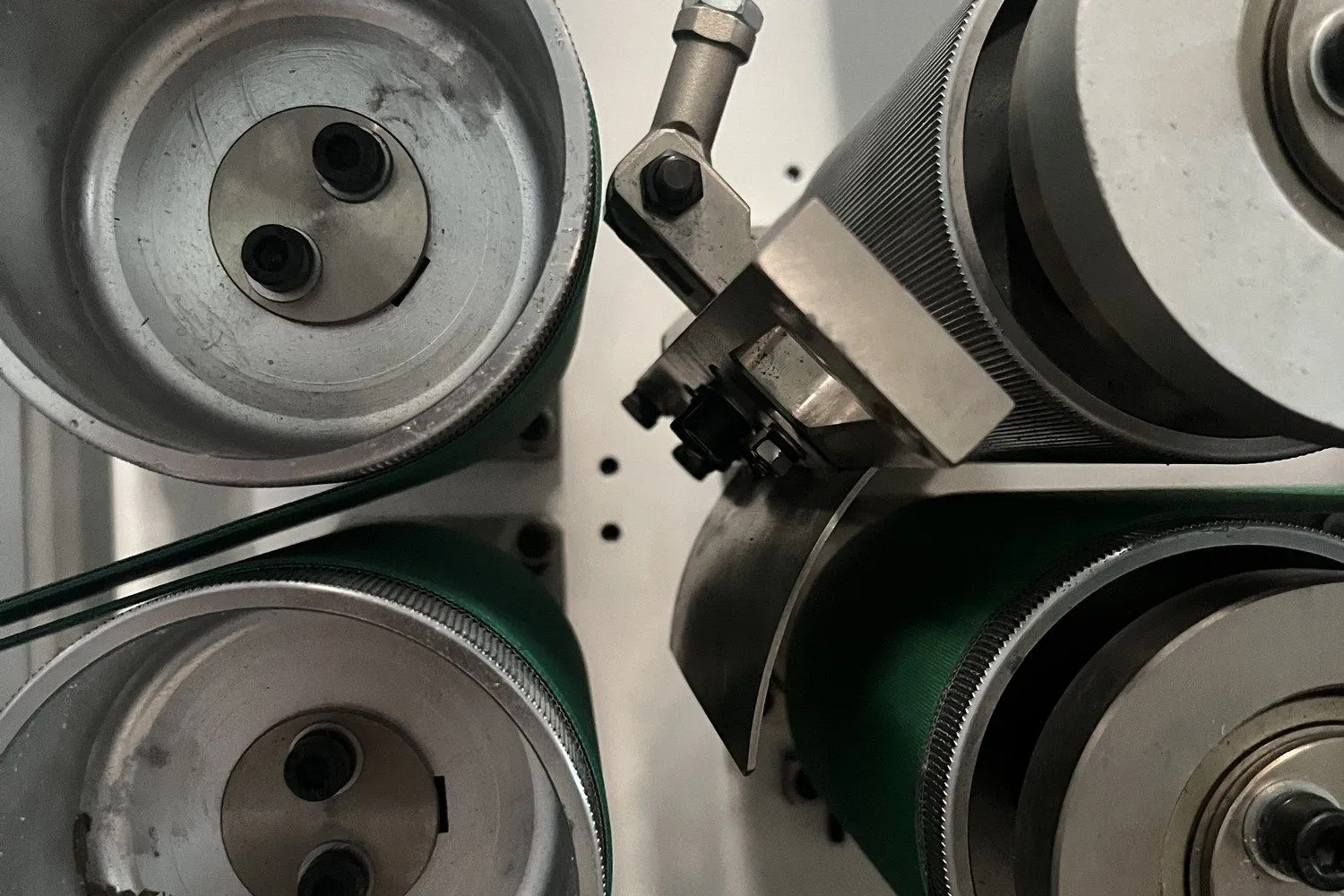 Auto reject mechanism removing defective products from the production flow on a diaper line