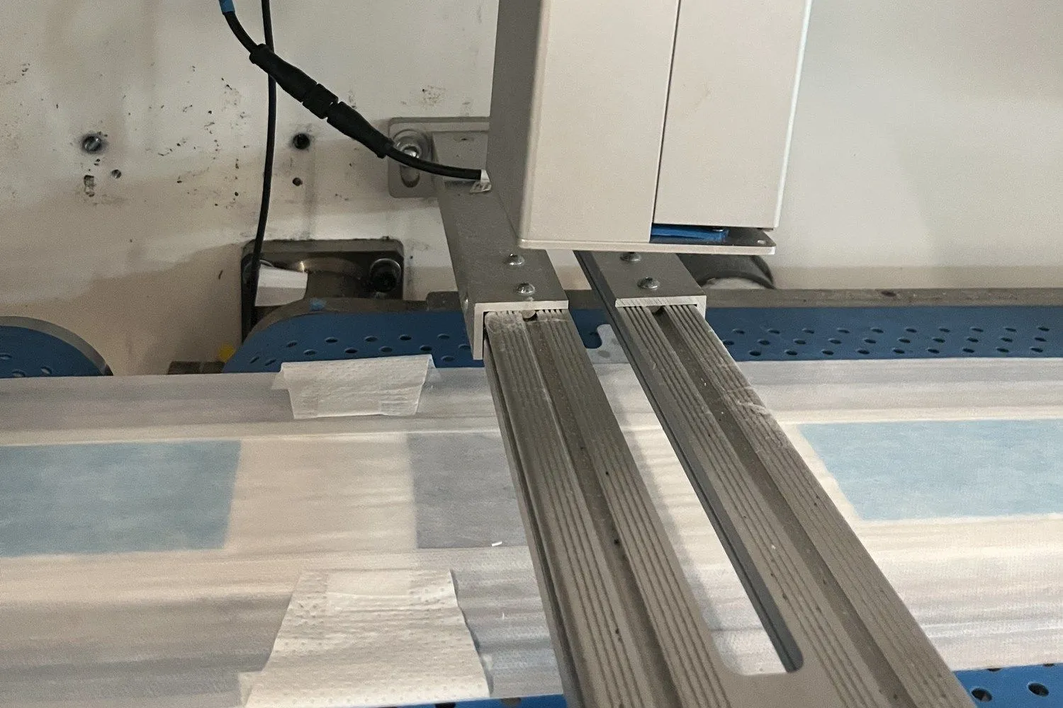 Vision inspection sensor scanning products on the transport belt of a diaper converting line