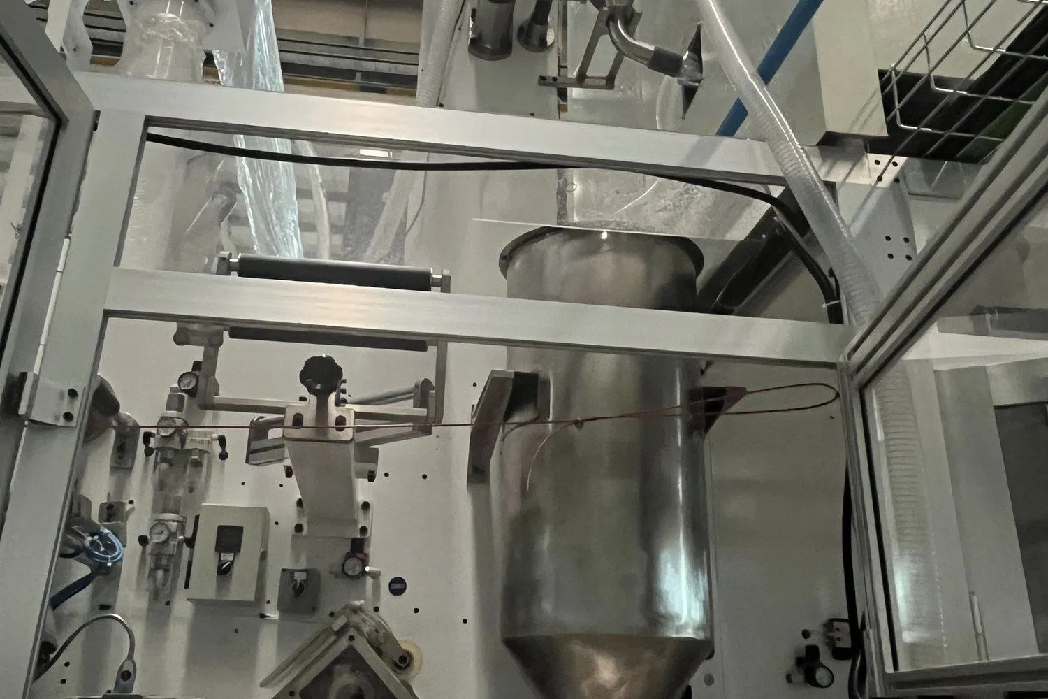 SAP dosing hopper and metering station feeding superabsorbent granules into the core forming section of a hygiene production line