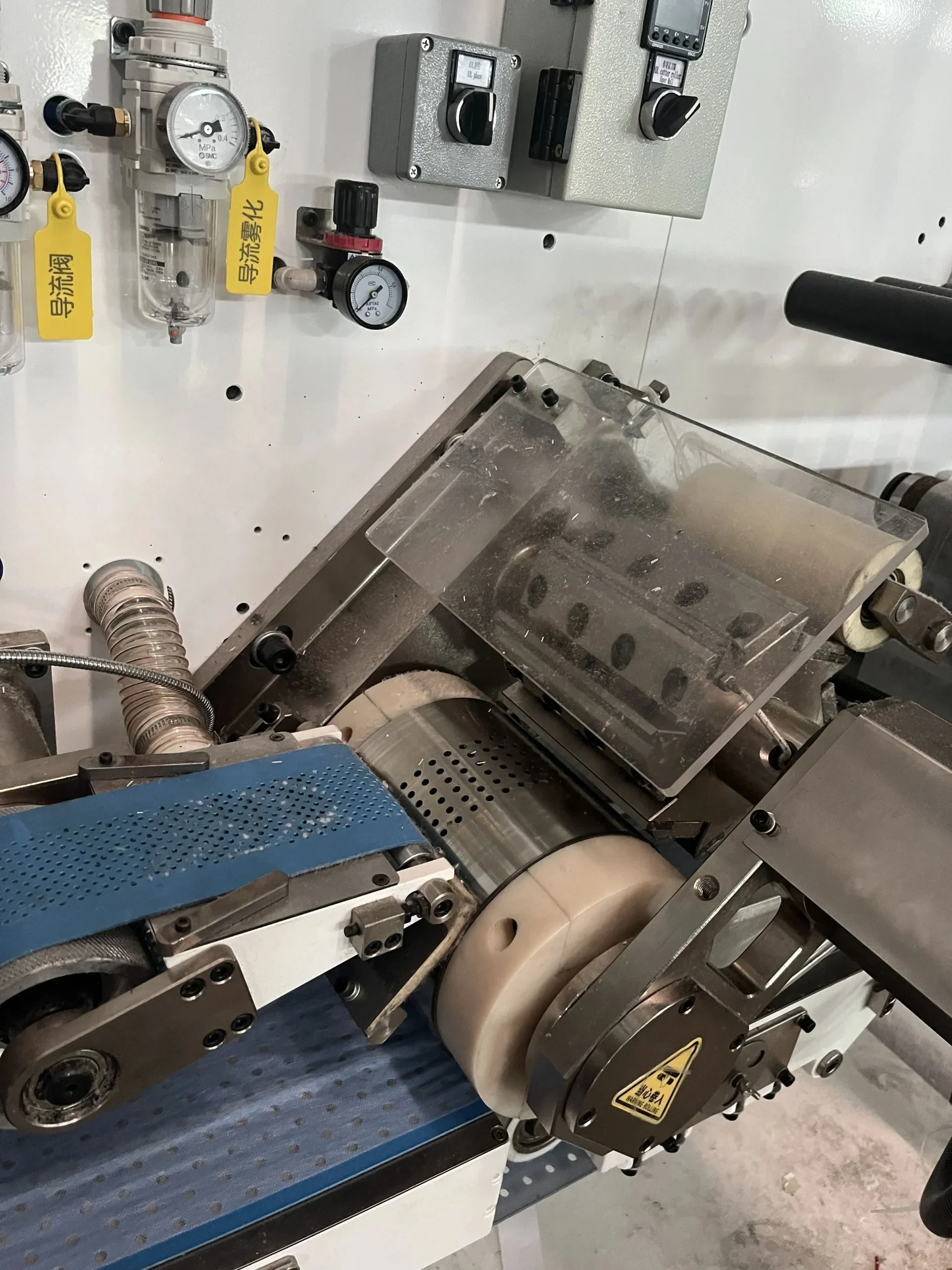 ADL acquisition distribution layer cutting station on a Welldone 5-layer under-pad production line — the ADL inter-layer that distributes fluid away from skin contact within 3 seconds, the structural requirement most hospital procurement specifications mandate
