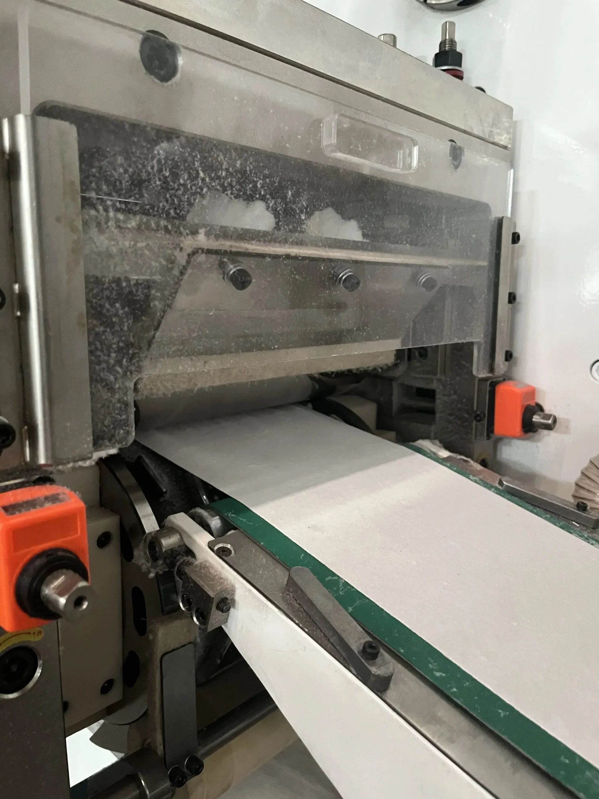 Absorbent core forming and cutting station on a Welldone under-pad production line — SAP distribution consistency at this station determines whether the product holds ±3% core weight variance required by hospital procurement audits