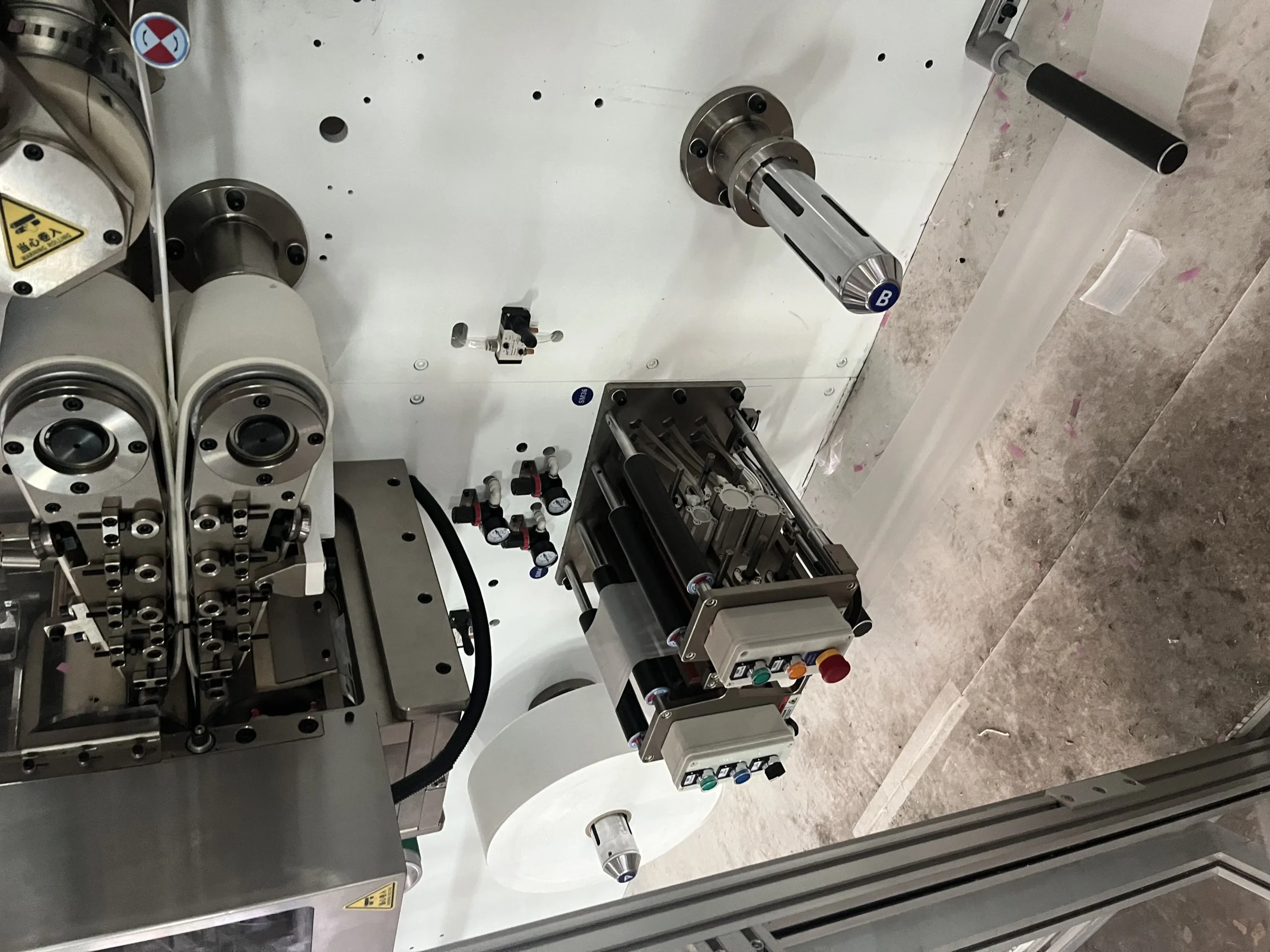 Absorbent core cutting and forming station on a Welldone under-pad production line — the SAP-loaded core layer that determines absorbent capacity and whether a 3-layer or 5-layer configuration meets institutional bedding protection standards