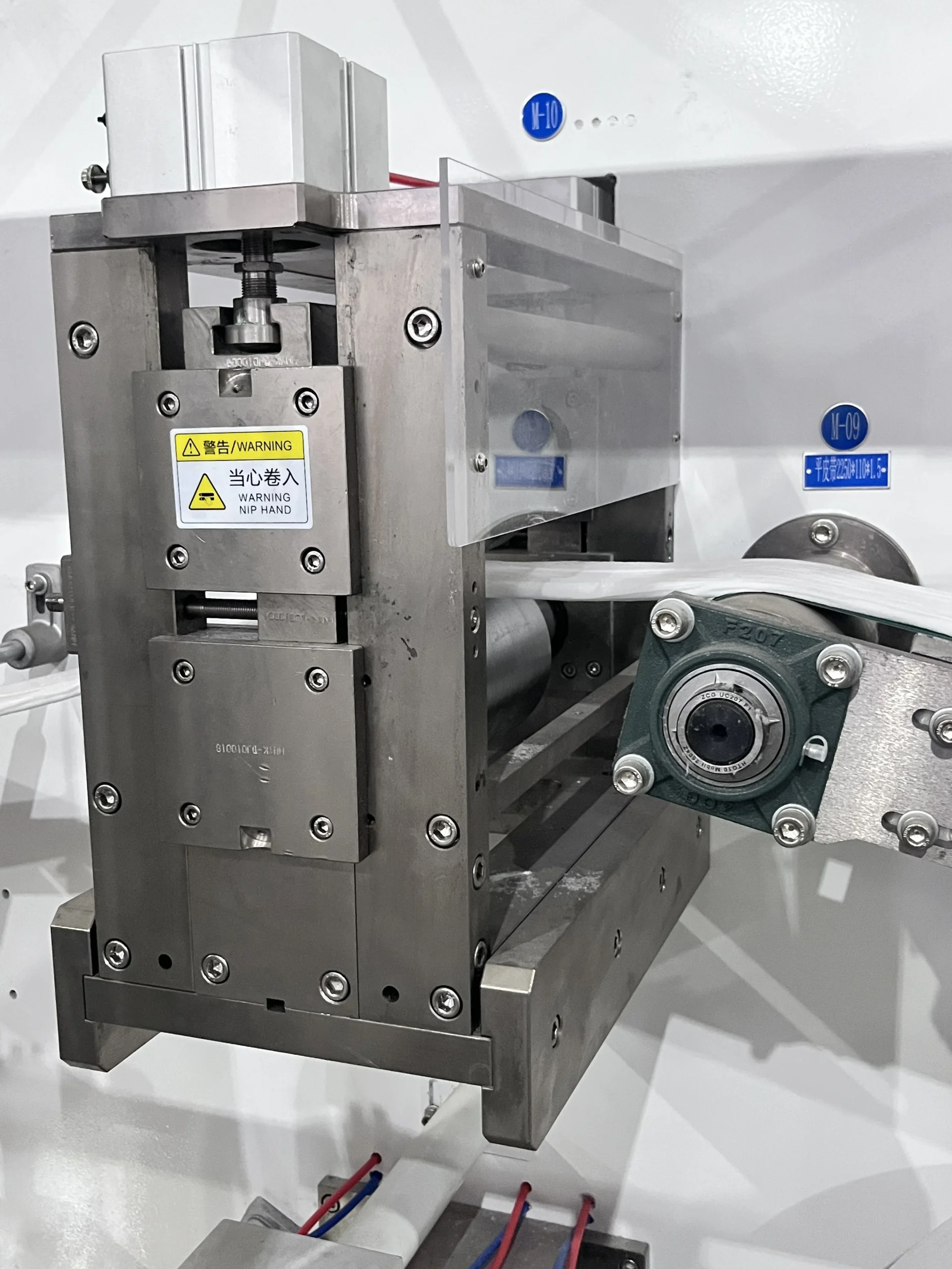 Absorbent core pressing unit on a baby pull-up diaper machine