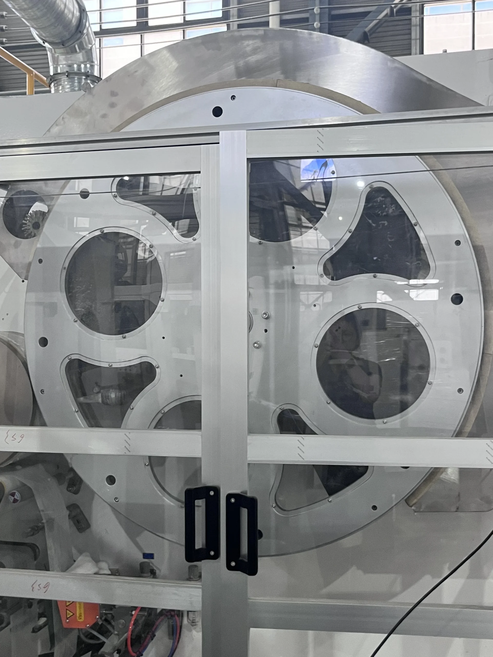 Fluff pulp forming drum on a baby pull-up diaper production line