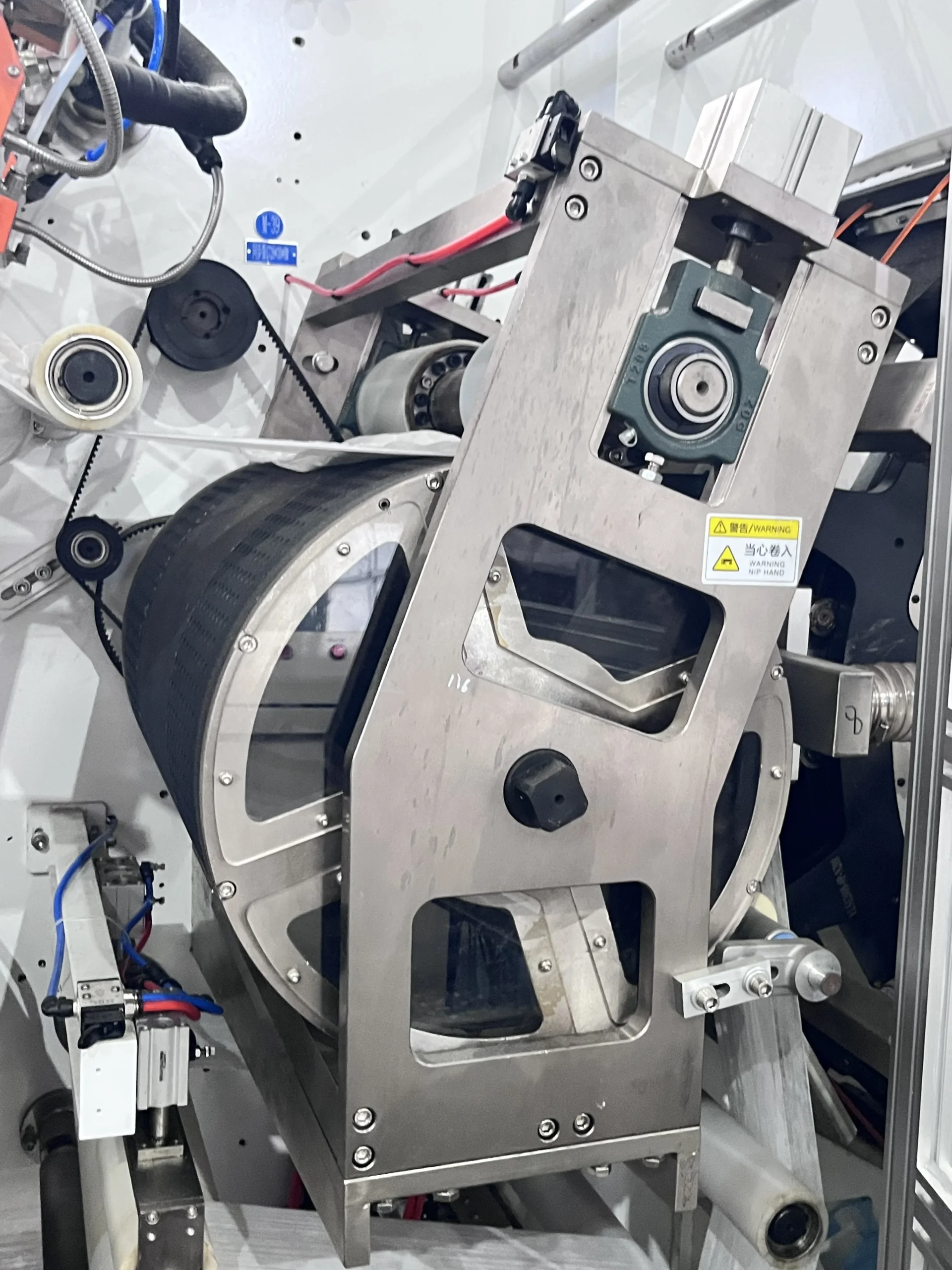 Absorbent pad short-cut unit on a baby pull-up diaper machine