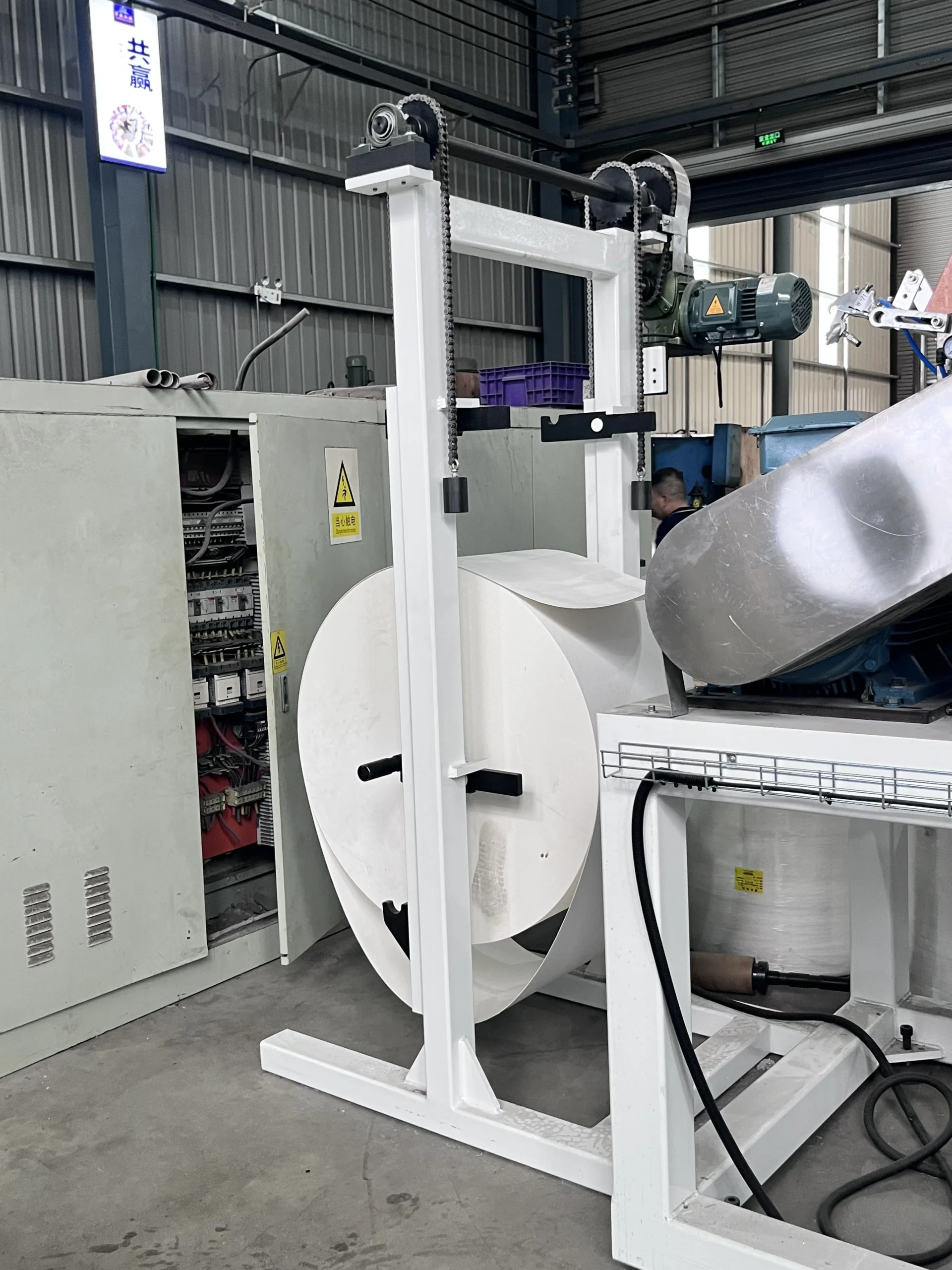 Fluff pulp rack and crusher feed on a baby pull-up diaper line