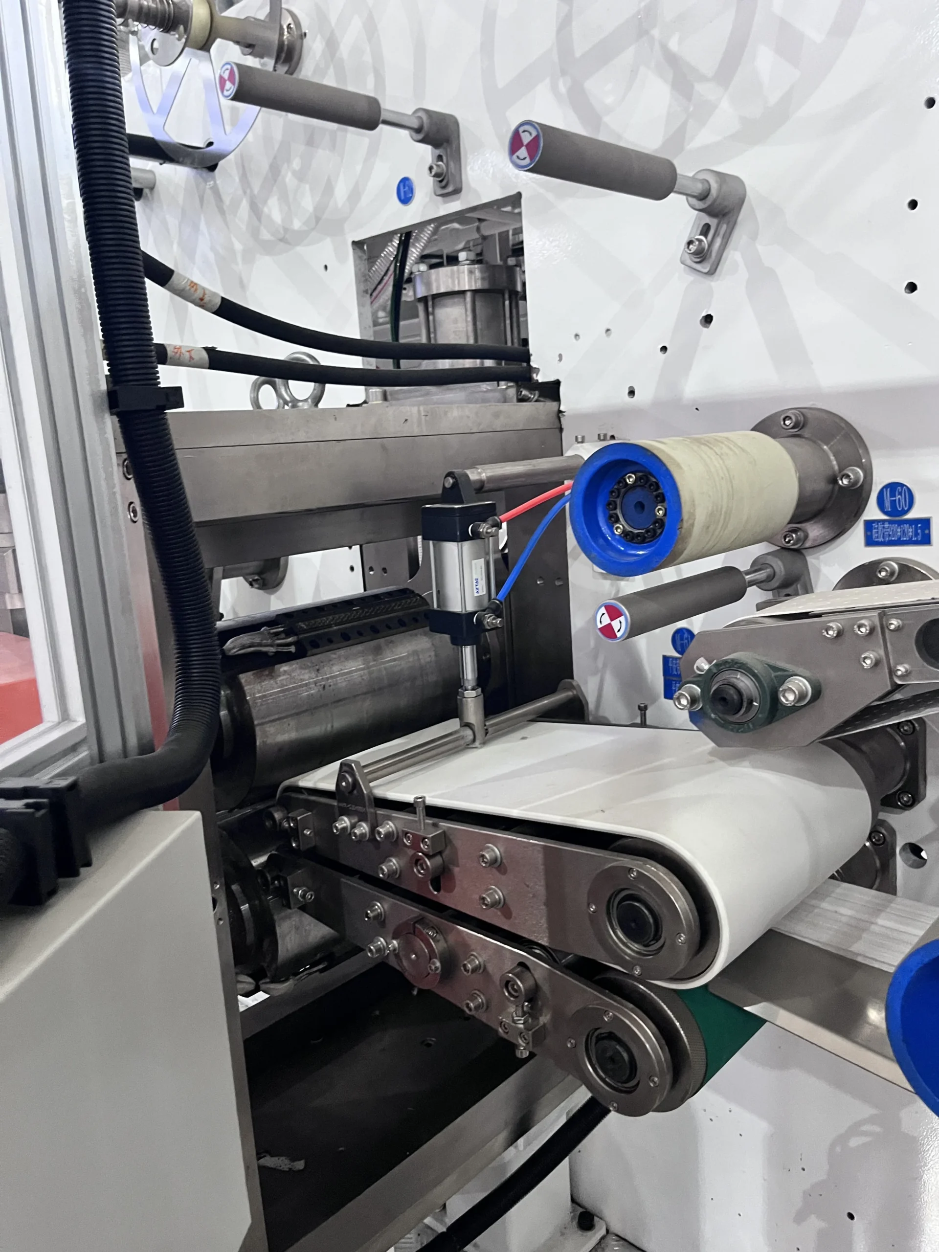 Side sealing station on a baby pull-up diaper production line