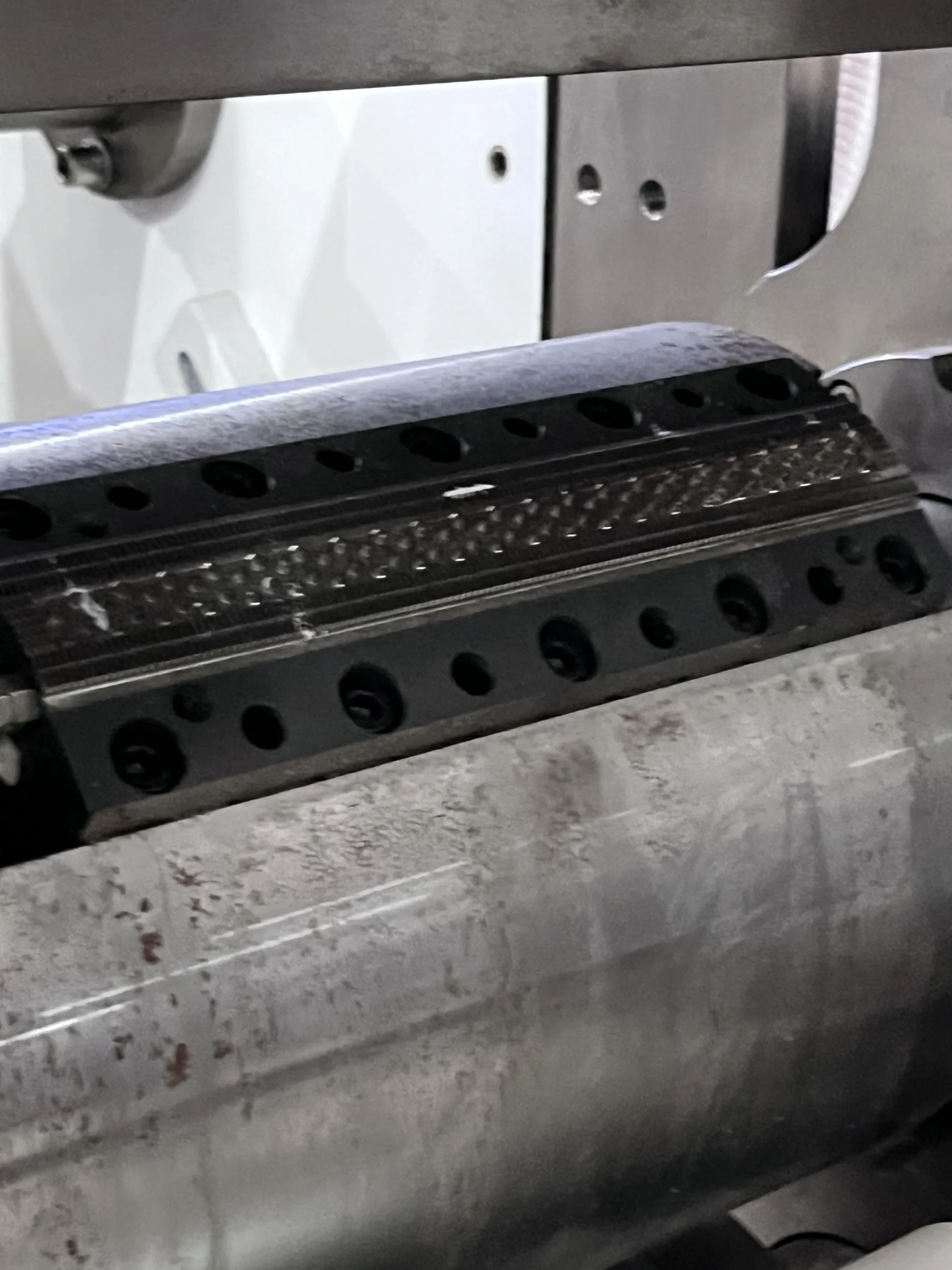 Side-seam sealing tooling on a baby pull-up diaper machine