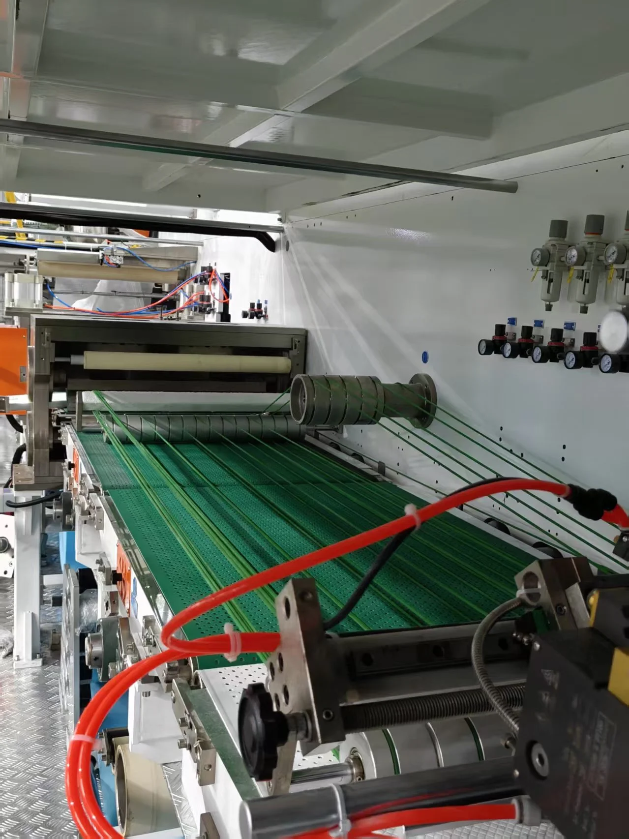 Multilayer fabric lamination conveyor on a mattress line
