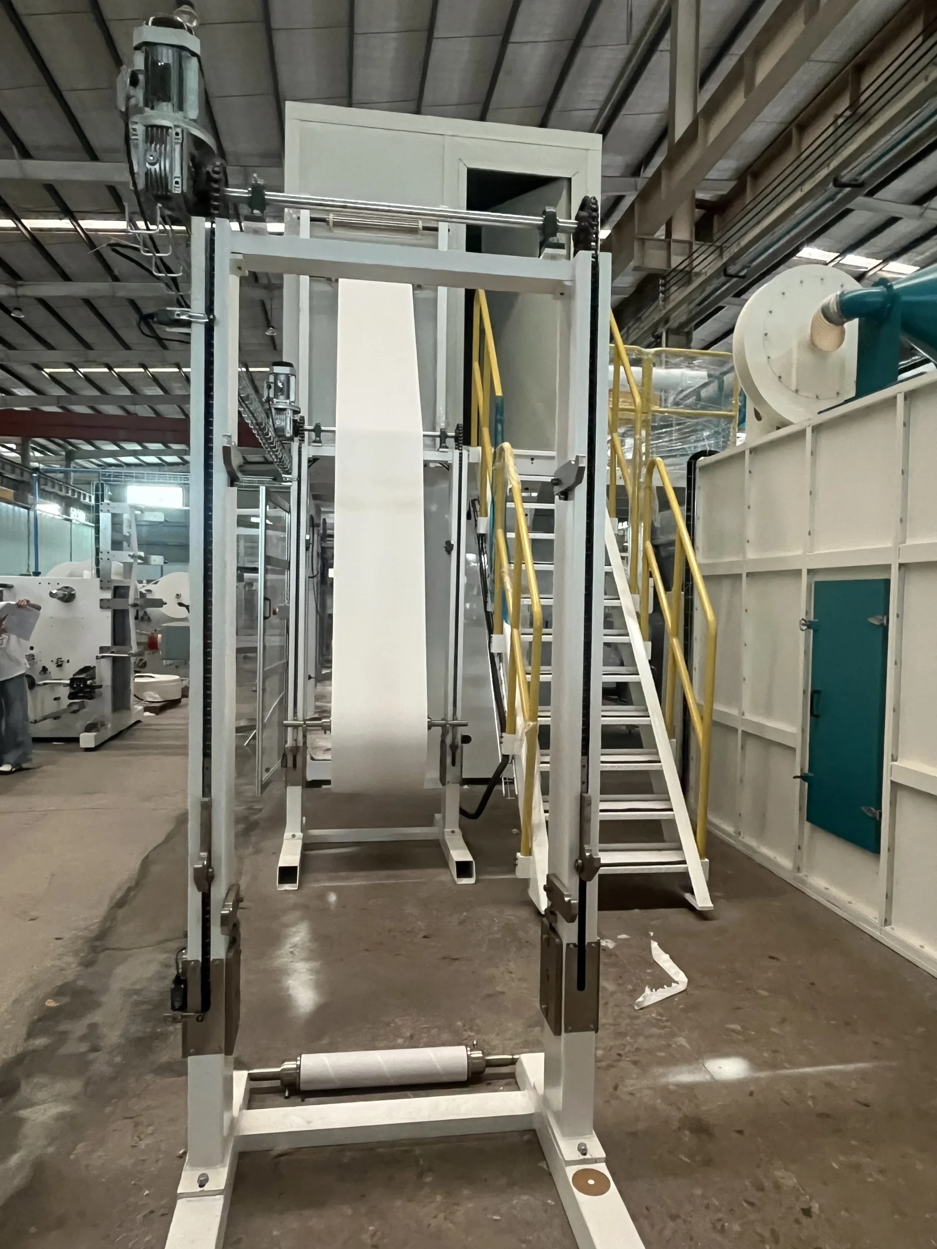 Sanitary napkin fluff pulp roll stand feeding the crusher