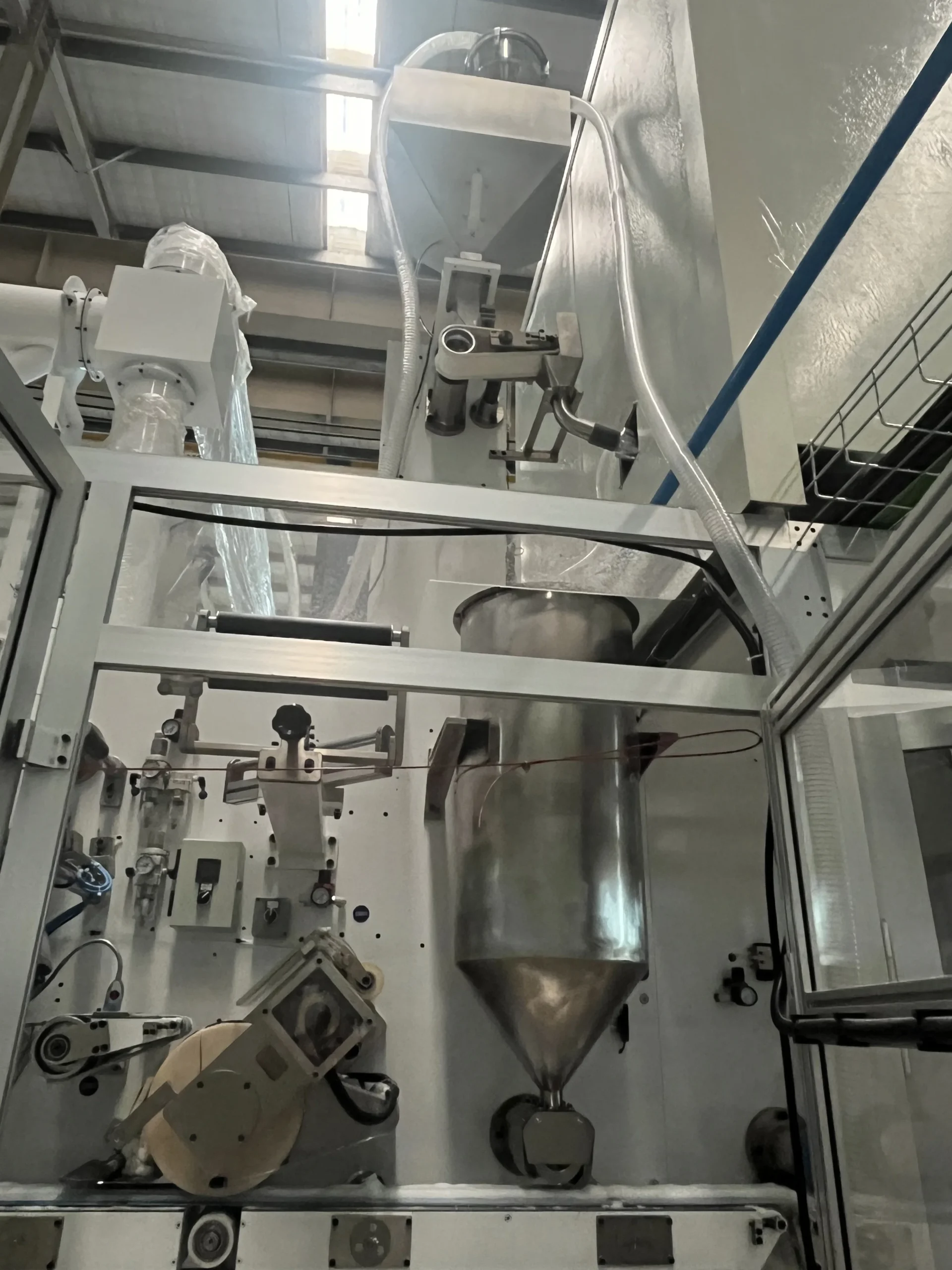 SAP feeding and metering system on a sanitary napkin production line